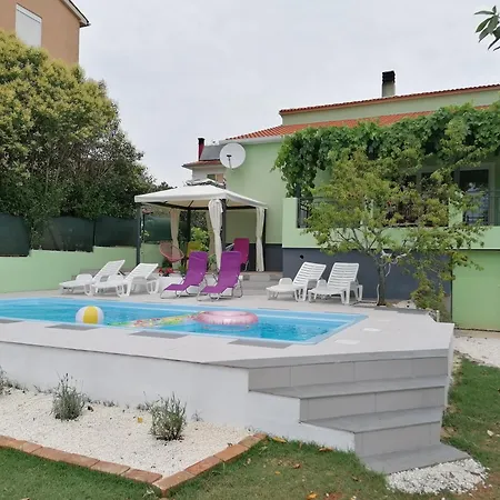 شقة Family-friendly With Swimming Pool - 24352